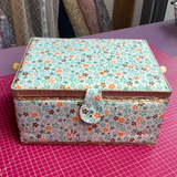 Boîte de couture XL à fleurs bleues et oranges
