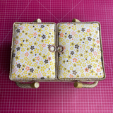 Boîte de couture M rectangle à fleurs jaunes