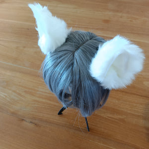 Oreilles de chat blanche ou noire