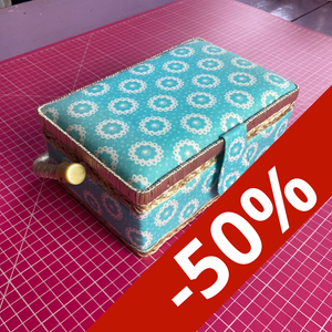 Boîte de couture S bleue à motif blanc