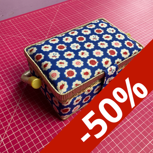 Boîte de couture S bleue à motifs ciseaux et pelotes