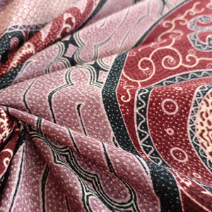 Batik de Bali mouvements d’arabesques écarlates