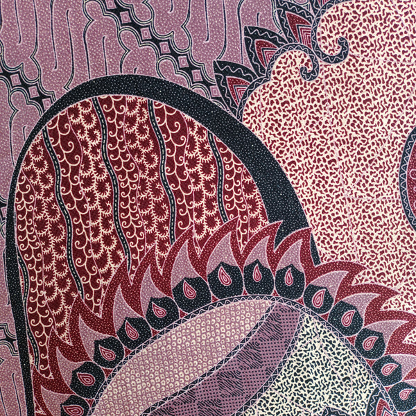 Batik de Bali mouvements d’arabesques écarlates