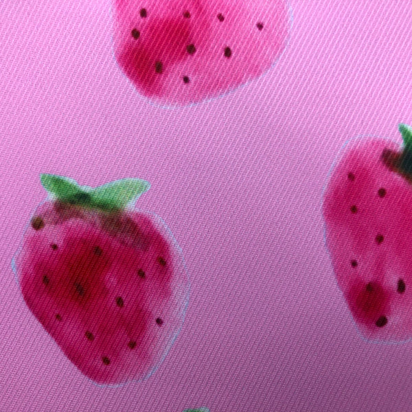 Tissu déperlant fraises sur fond rose