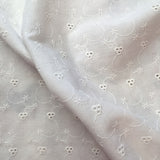 Broderie anglaise avec petite fleur