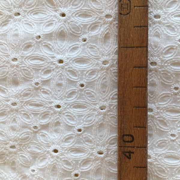 Broderie anglaise en forme de fleur