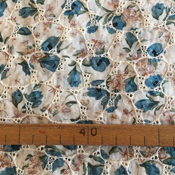 Broderie anglaise en forme de coeur
